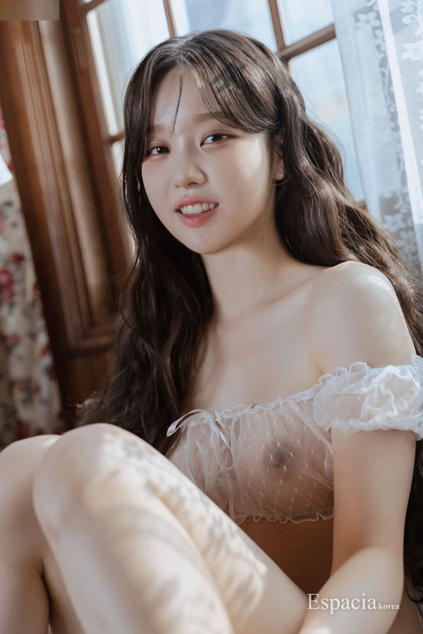 水蜜桃学生 Somi薄纱罩衣美乳透出来 P.1 