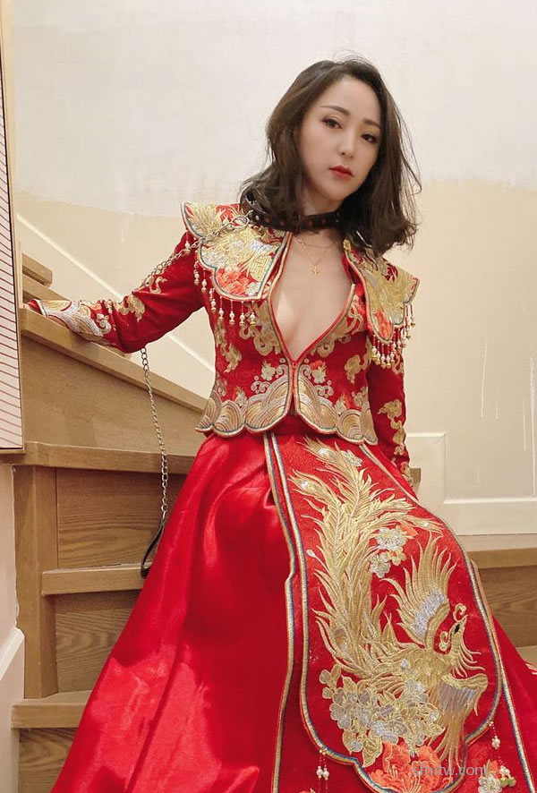 情调十足反差婊 中式新娘装 尺寸组图  兔兔 P.2