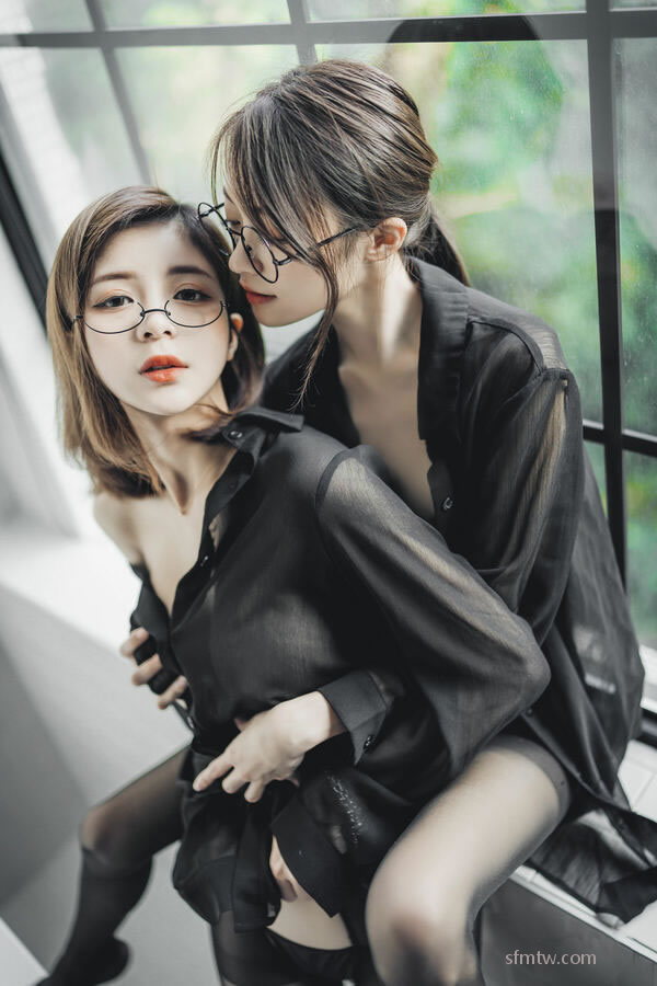 无遮挡 妍妍与闺密黑衫衣 组图 俏皮美少女 P.1 