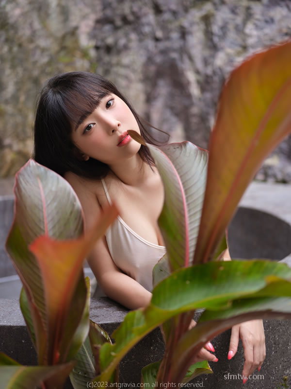 韩国美人 丰盈美人 网红姜仁卿 白色吊裙室外湿身胴体尽现 P.2