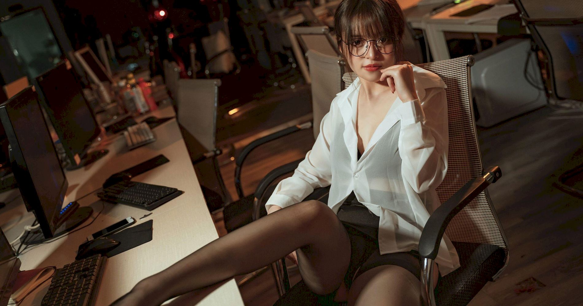 草莓味的奈奈  《办公室OL·欲望导师》 人体裸模 兔 P.1 