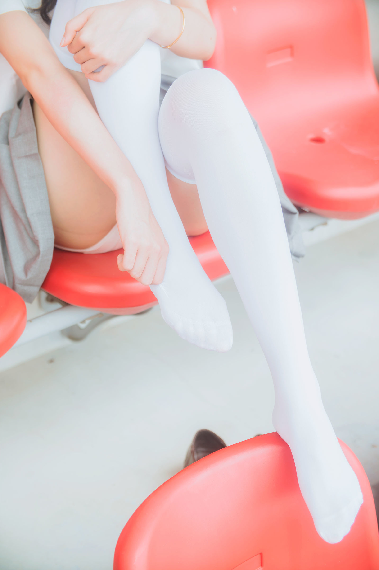 [萝莉COS] 木绵绵OwO – 灰色JK制服 Cosplay-第1张